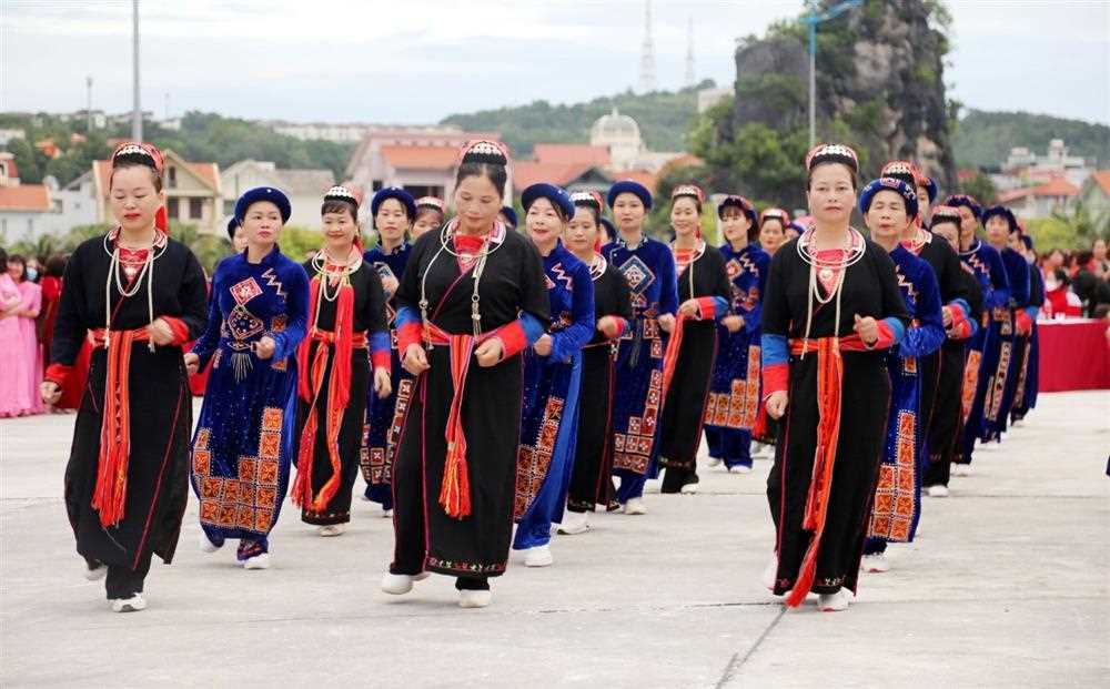 Quảng Ninh: Xây dựng đời sống văn hóa giàu bản sắc dân tộc - Ảnh 2.