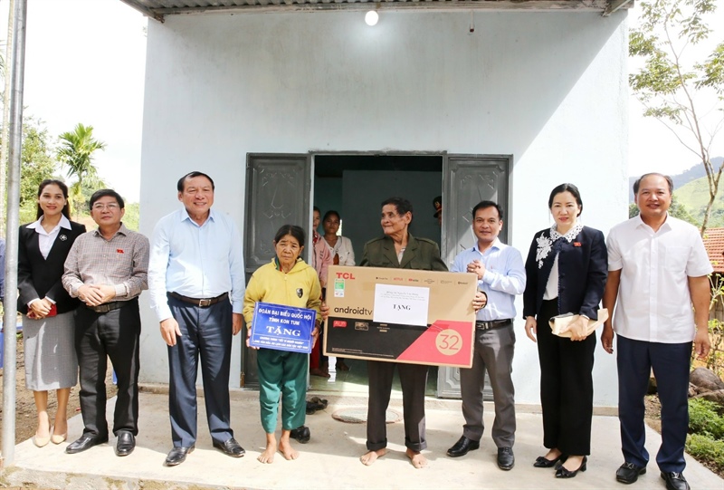 Tiếp xúc cử tri tại Kon Tum, Bộ trưởng Bộ VHTTDL Nguyễn Văn Hùng: Phải giữ cho bằng được văn hóa của đồng bào Xơ Đăng bản địa - Ảnh 11.