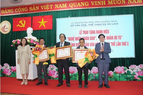 Quảng Ngãi: Trao tặng danh hiệu Nghệ nhân nhân dân, Nghệ nhân ưu tú lĩnh vực di sản văn hóa phi vật thể - Ảnh 1.
