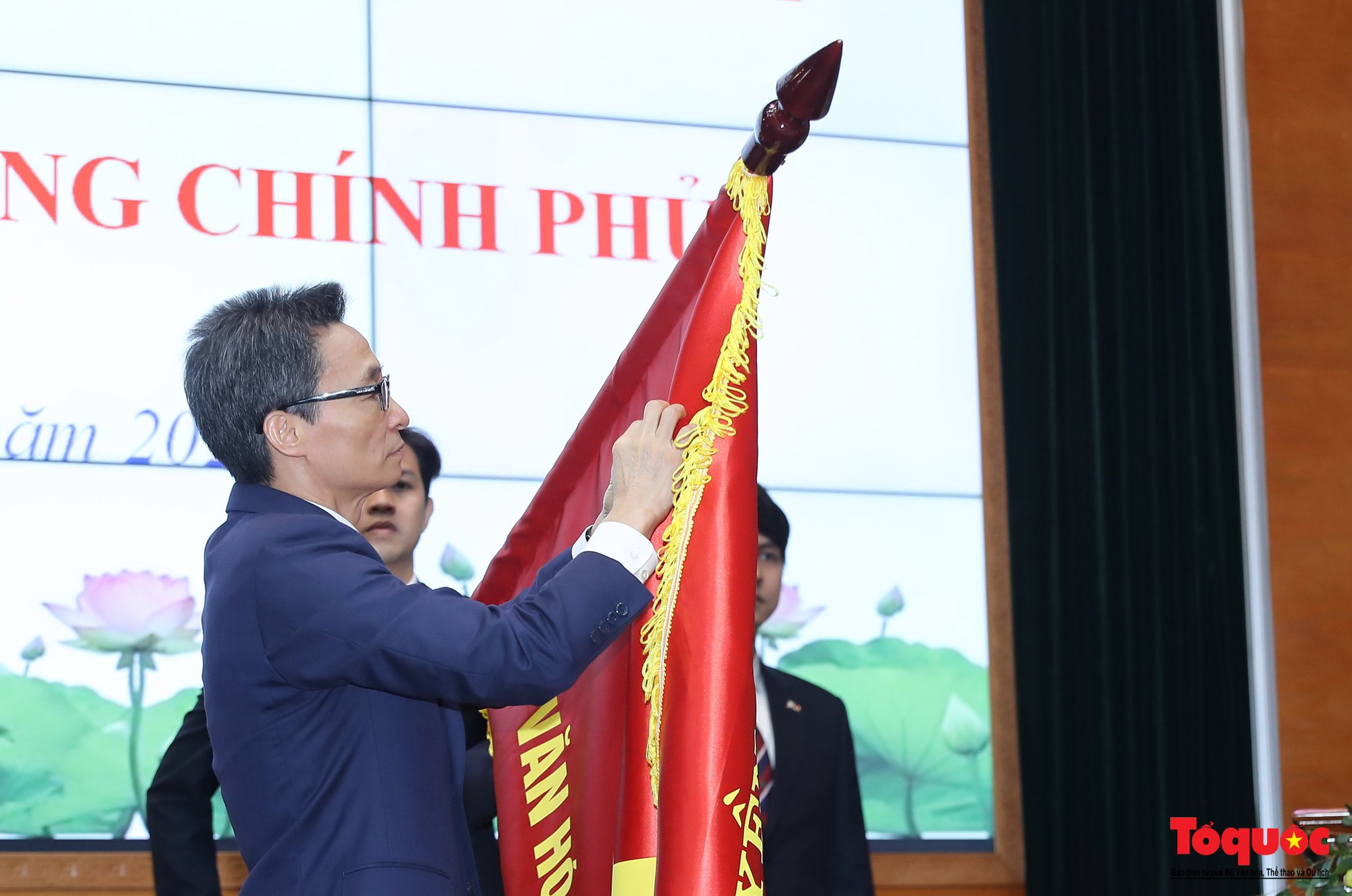 Tặng thưởng Huân chương Lao động hạng Ba cho Bộ VHTTDL, Bộ trưởng Nguyễn Văn Hùng  - Ảnh 1.