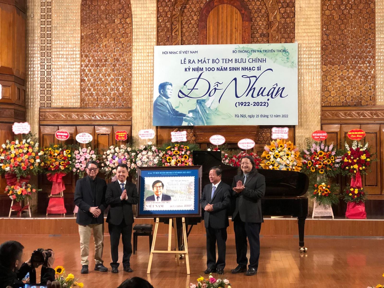Ra mắt bộ tem Kỷ niệm 100 năm sinh nhạc sĩ Đỗ Nhuận - Ảnh 1.