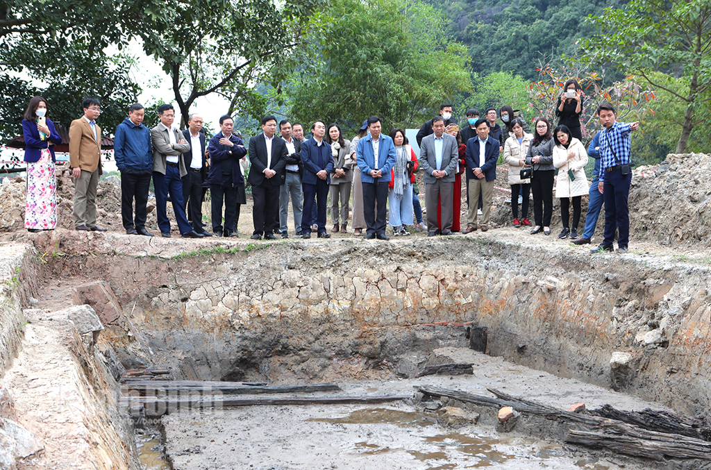 Hội nghị báo cáo sơ bộ kết quả khai quật khảo cổ các địa điểm thuộc Khu di tích Quốc gia đặc biệt Cố đô Hoa Lư - Ảnh 2.