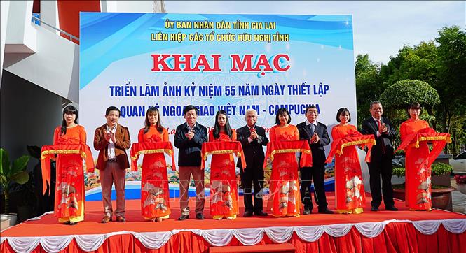 Triển lãm ảnh kỷ niệm 55 năm quan hệ ngoại giao Việt Nam - Campuchia - Ảnh 1.