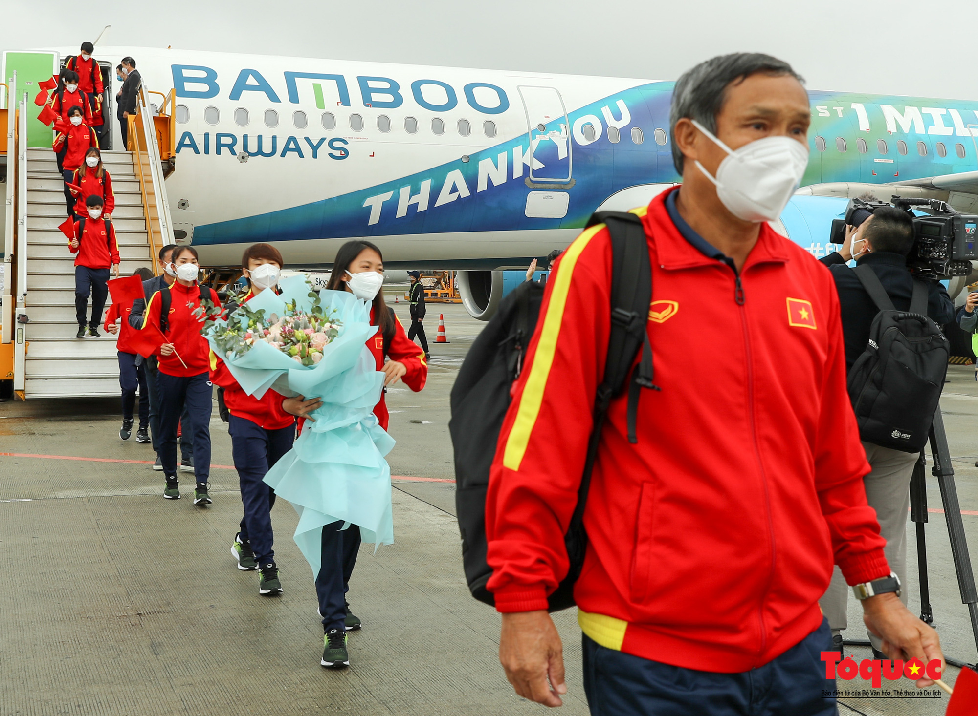 Đội tuyển bóng đá nữ Việt Nam cập bến sân bay Nội Bài - Ảnh 4.