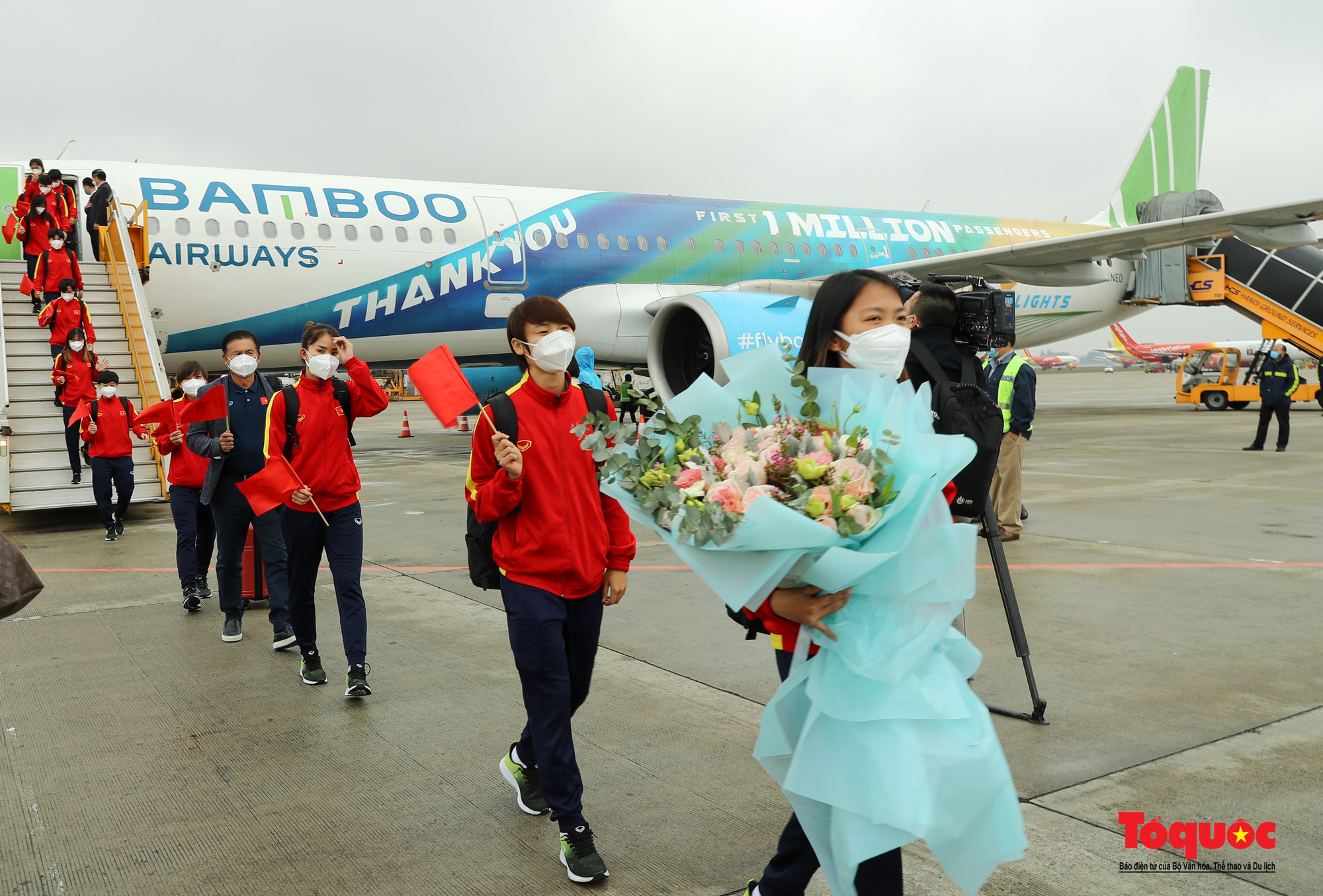 Đội tuyển bóng đá nữ Việt Nam cập bến sân bay Nội Bài - Ảnh 5.