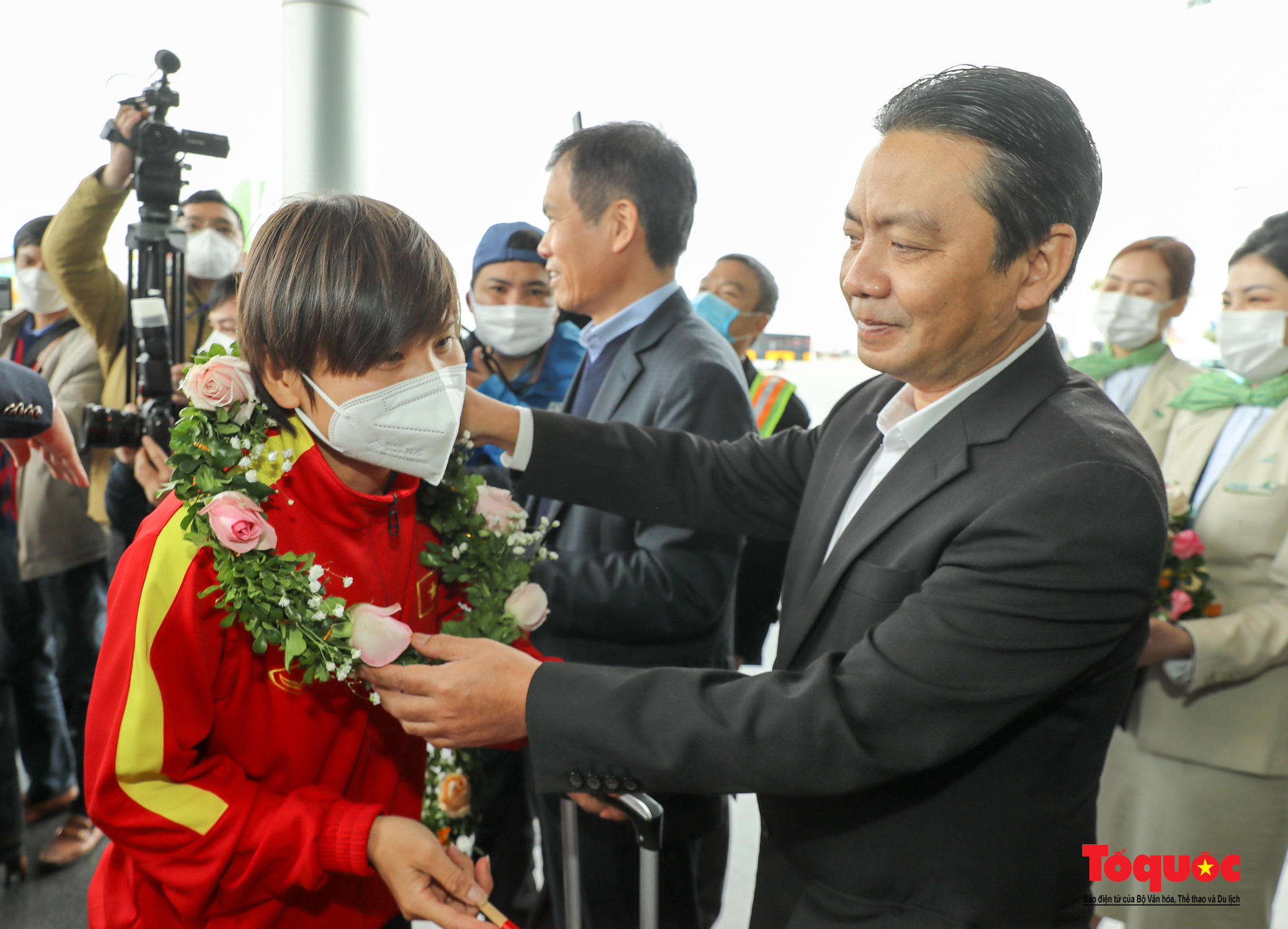 Đội tuyển bóng đá nữ Việt Nam cập bến sân bay Nội Bài - Ảnh 9.