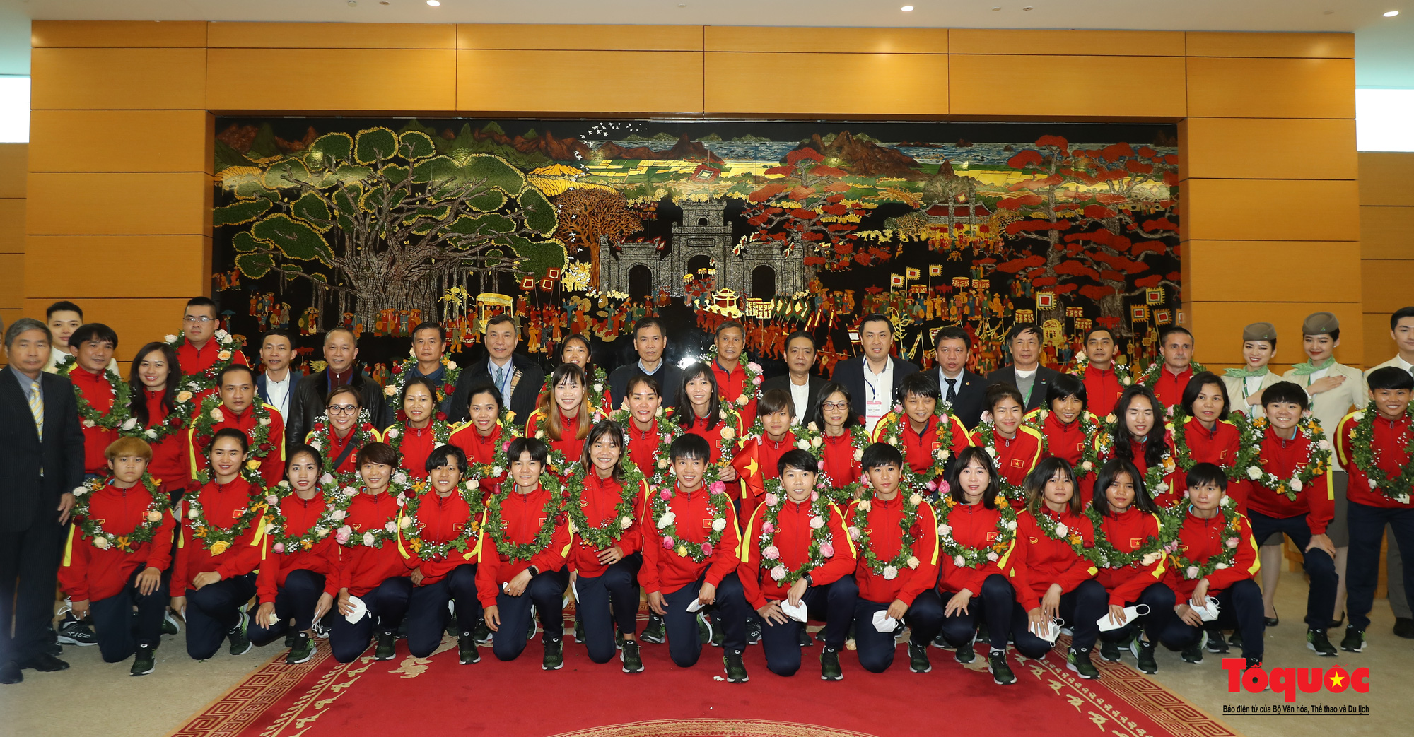 Đội tuyển bóng đá nữ Việt Nam cập bến sân bay Nội Bài - Ảnh 10.