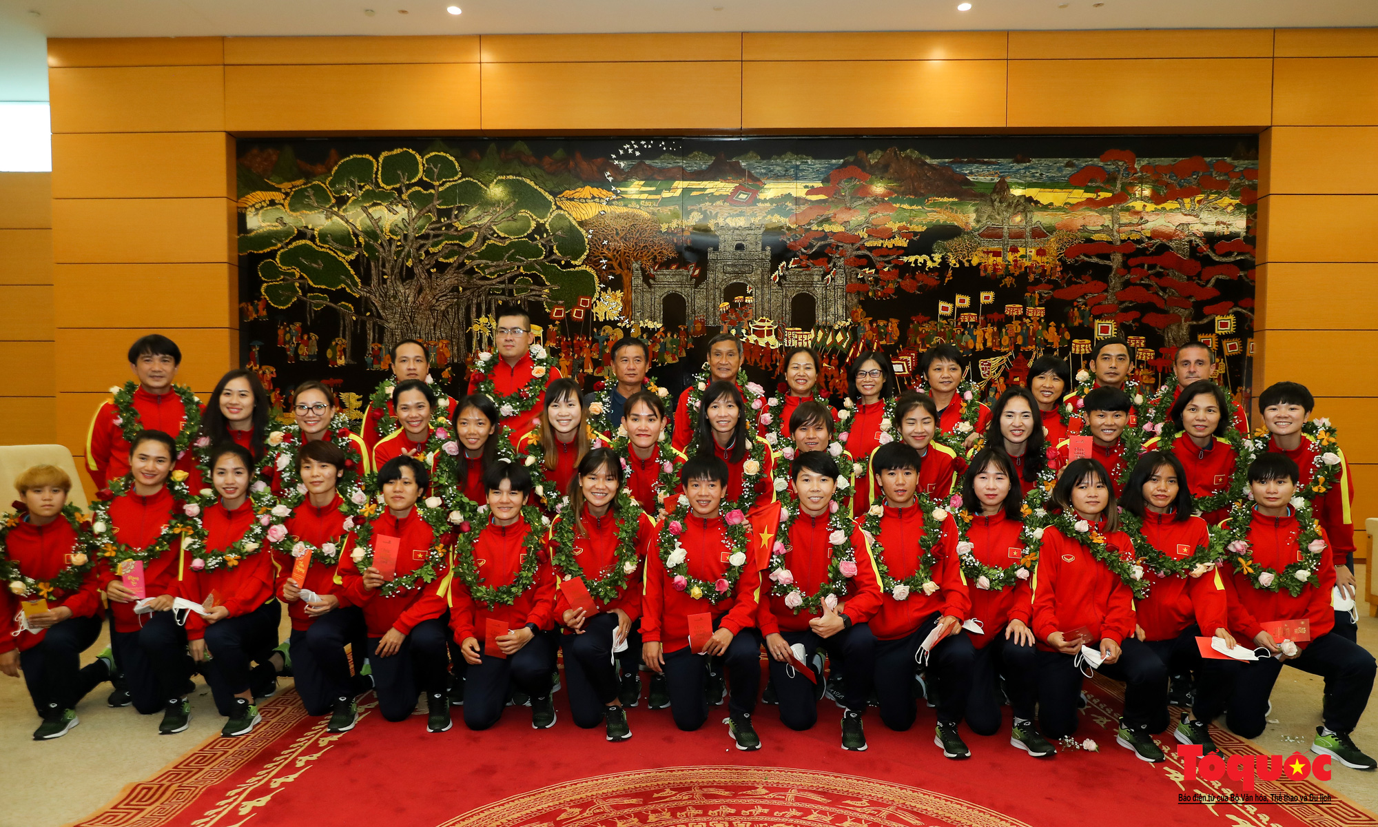 Đội tuyển bóng đá nữ Việt Nam cập bến sân bay Nội Bài - Ảnh 11.