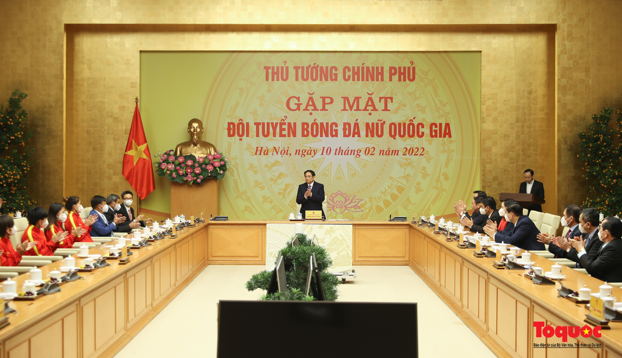 Thủ tướng Phạm Minh Chính gặp gỡ, chúc mừng và khen thưởng Đội tuyển bóng đá nữ Việt Nam - Ảnh 1.