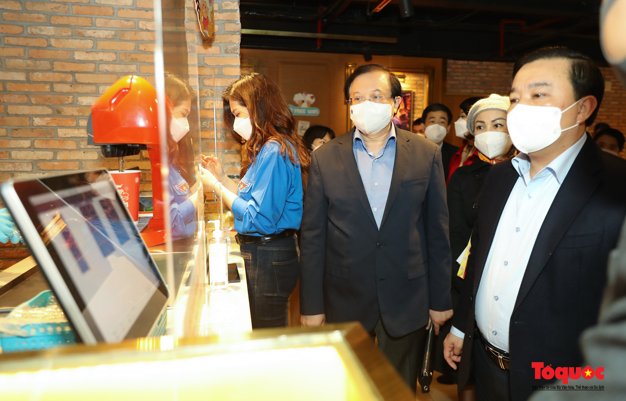 Thứ trưởng Tạ Quang Đông kiểm tra công tác phòng dịch Covid 19 tại một số cụm rạp chiếu phim ở Hà Nội - Ảnh 4.