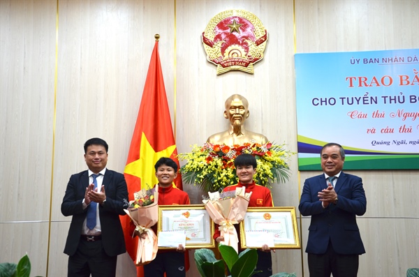 UBND tỉnh Quảng Ngãi trao Bằng khen cho hai tuyển thủ bóng đá nữ Việt Nam - Ảnh 1.