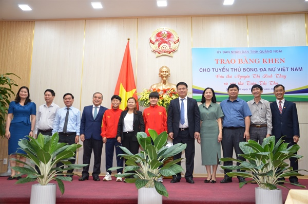 UBND tỉnh Quảng Ngãi trao Bằng khen cho hai tuyển thủ bóng đá nữ Việt Nam - Ảnh 2.