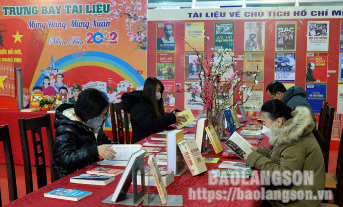 Thư viện tỉnh Lạng Sơn: Trưng bày trên 1.500 đầu sách tại Triển lãm “Mừng Đảng, mừng Xuân Nhâm Dần năm 2022” - Ảnh 2.