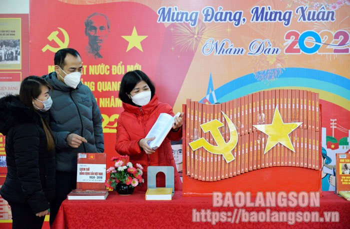 Thư viện tỉnh Lạng Sơn: Trưng bày trên 1.500 đầu sách tại Triển lãm “Mừng Đảng, mừng Xuân Nhâm Dần năm 2022” - Ảnh 1.