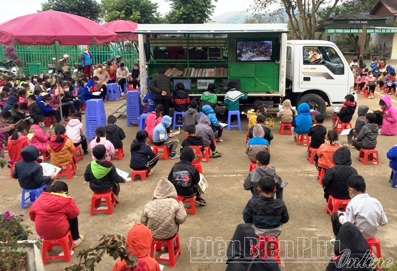 Thư viện lưu động đến với học sinh vùng cao Điện Biên Đông - Ảnh 1.