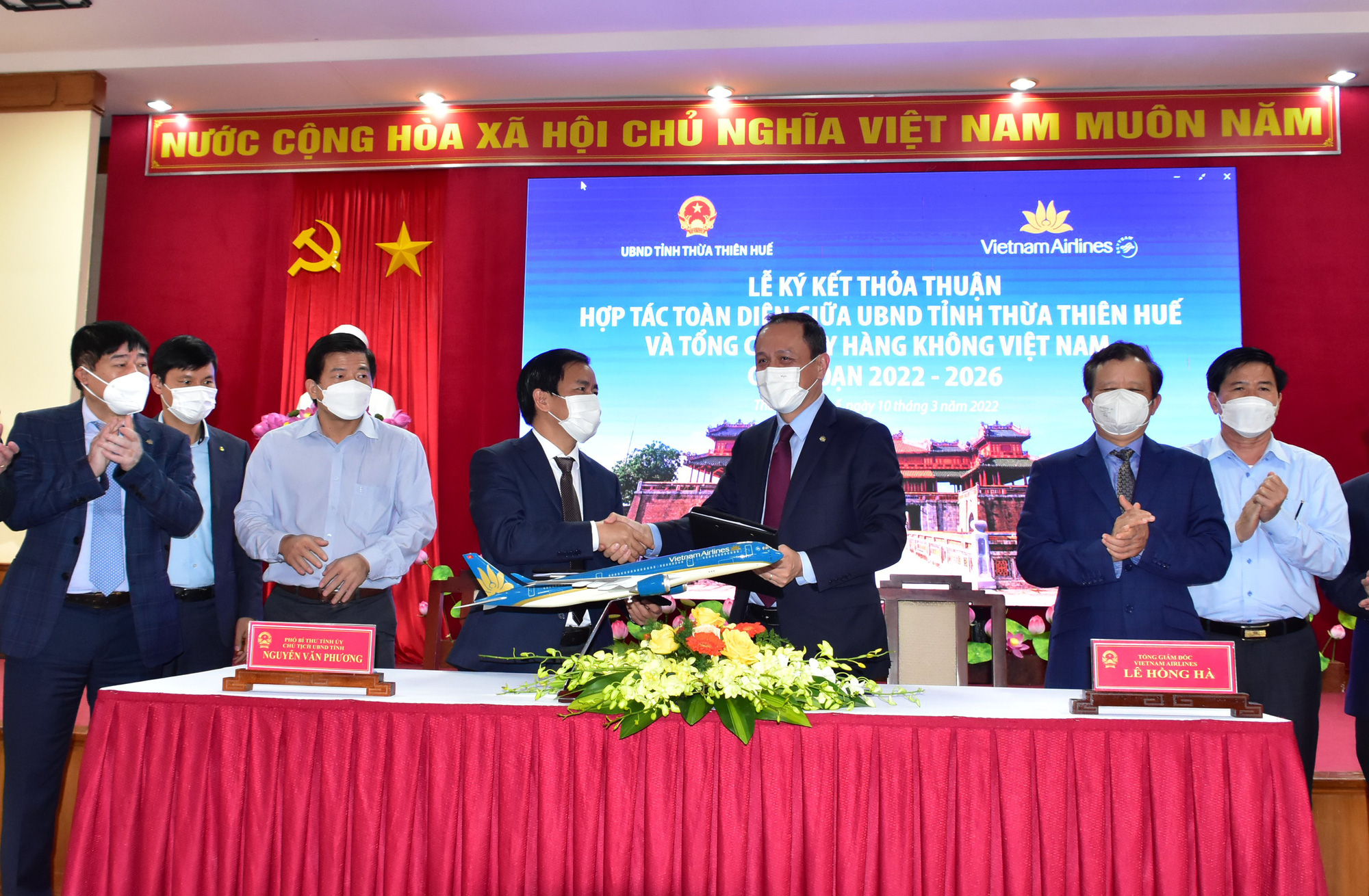 Thừa Thiên Huế và Vietnam Airlines ký kết hợp tác toàn diện, tăng cường quảng bá điểm đến du lịch - Ảnh 1.