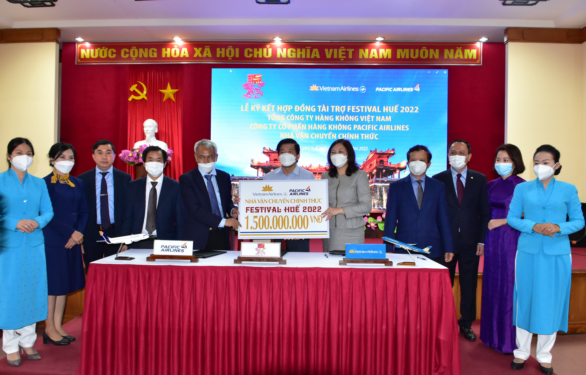 Thừa Thiên Huế và Vietnam Airlines ký kết hợp tác toàn diện, tăng cường quảng bá điểm đến du lịch - Ảnh 2.