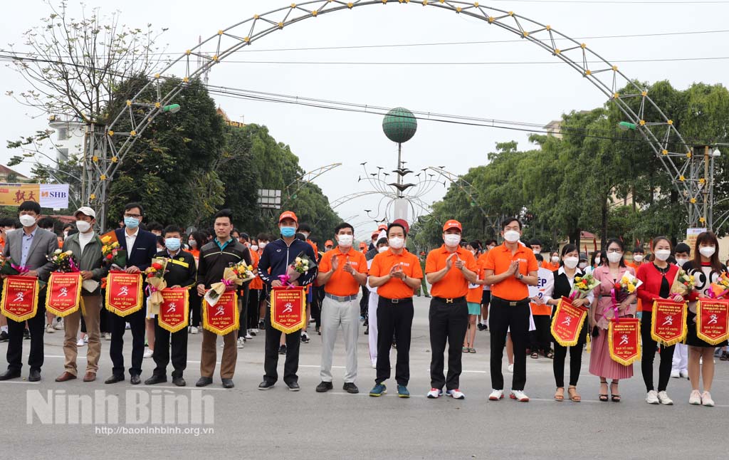 Ninh Bình: Phát động tháng hoạt động TDTT cho mọi người và Ngày chạy Olympic vì sức khỏe toàn dân - Ảnh 1.