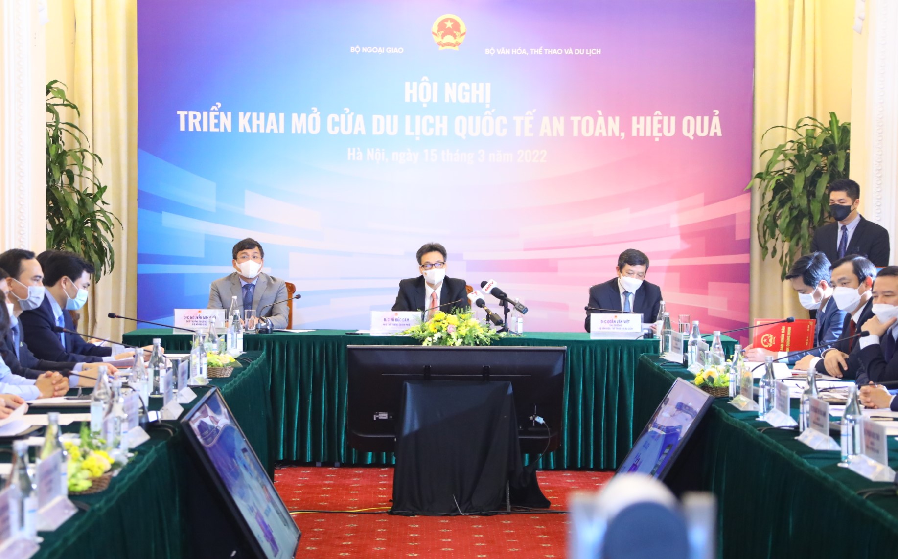 Phó Thủ tướng Vũ Đức Đam: Các cơ quan đại diện Việt Nam ở nước ngoài cần tích cực đấu nối, xúc tiến mở lại các hoạt động du lịch - Ảnh 1.