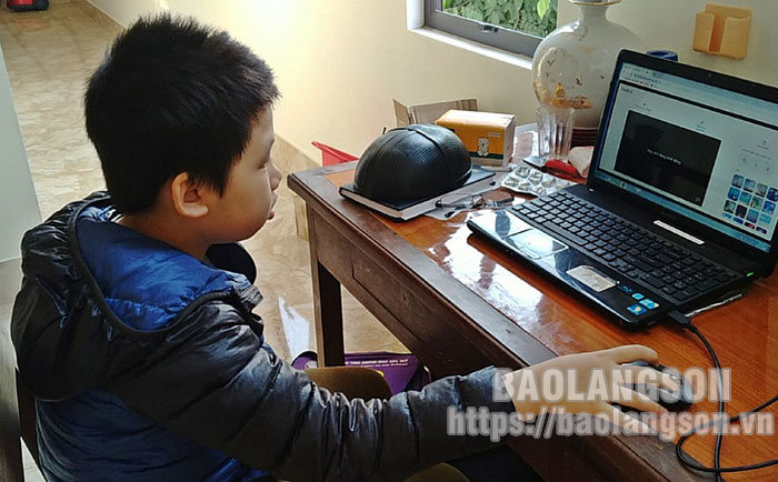 Lạng Sơn: Đọc sách điện tử - Góp phần lan tỏa văn hóa đọc trong học đường - Ảnh 1.