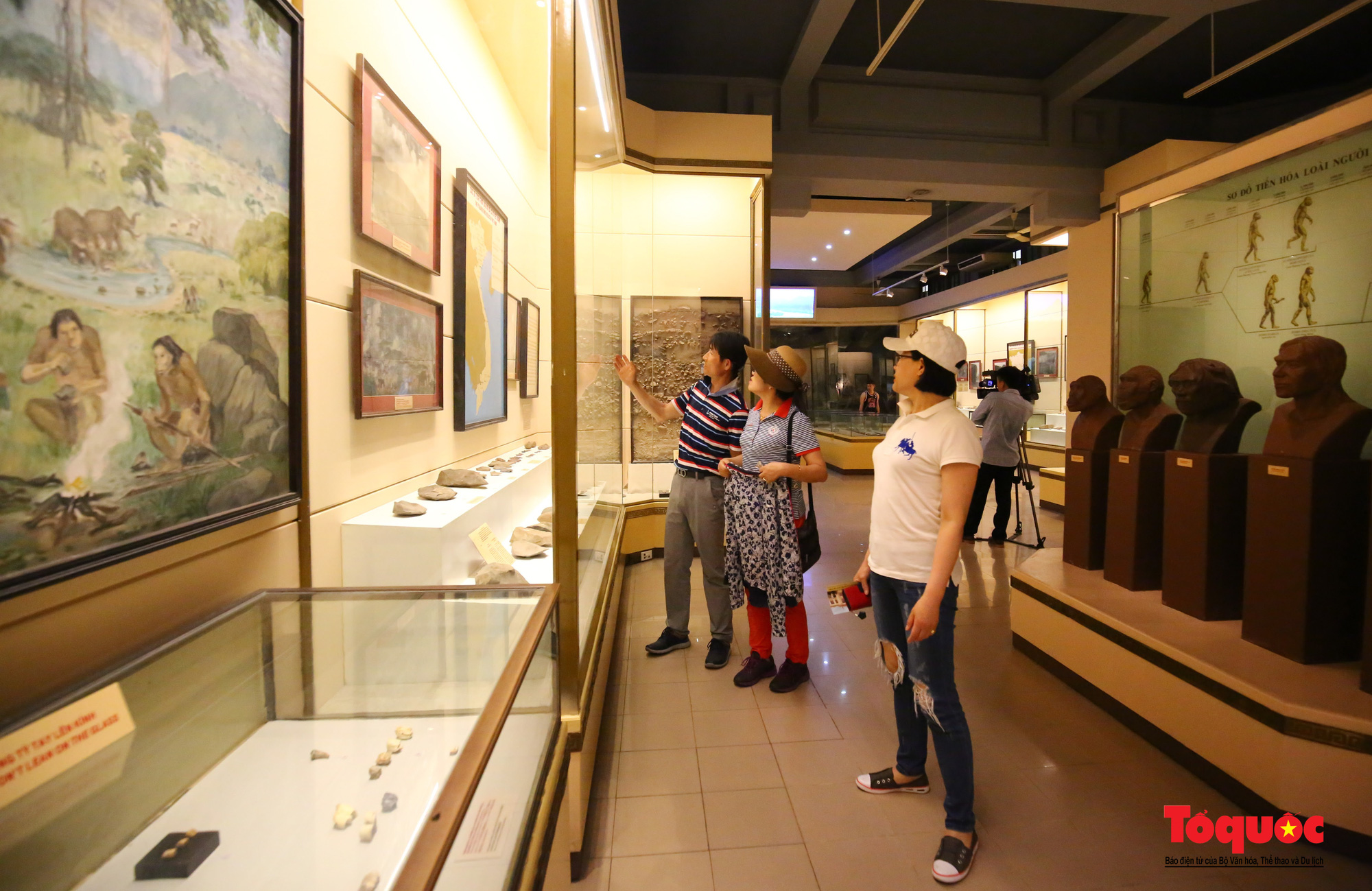 Bảo tàng Lịch sử quốc gia rực rỡ trong sắc hoa gạo - Ảnh 17.