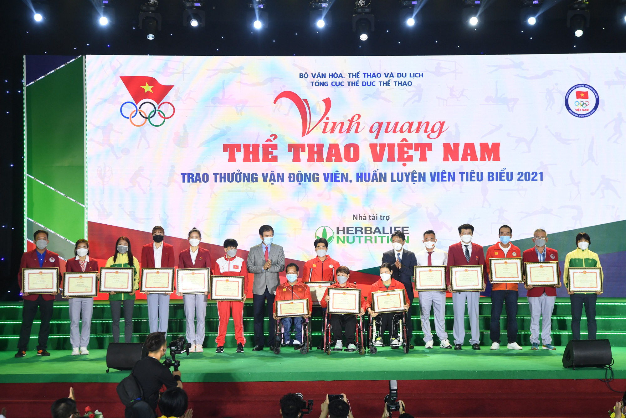 Thứ trưởng Hoàng Đạo Cương trao tặng Huân chương Lao động hạng 2 của Đảng, Nhà nước và Chính phủ cho VĐV Lê Văn Công - Ảnh 3.