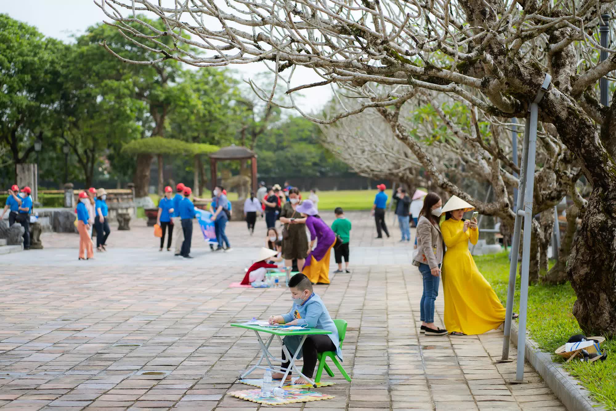 Quảng bá, tôn vinh giá trị văn hóa di sản Cố đô Huế qua những bức ký họa - Ảnh 1.