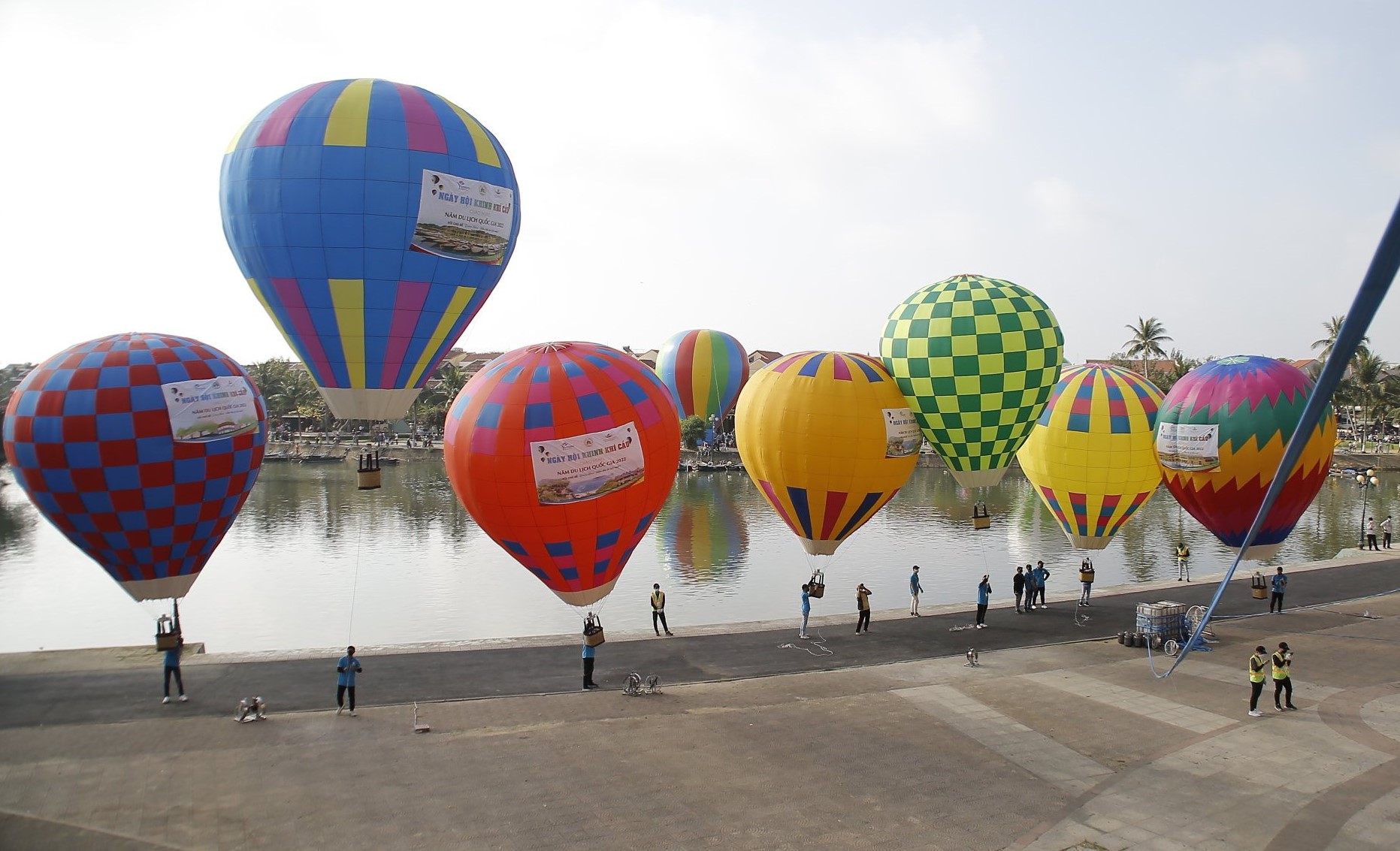 Rực rỡ sắc màu “Ngày hội khinh khí cầu” bên sông Hoài - Ảnh 9.
