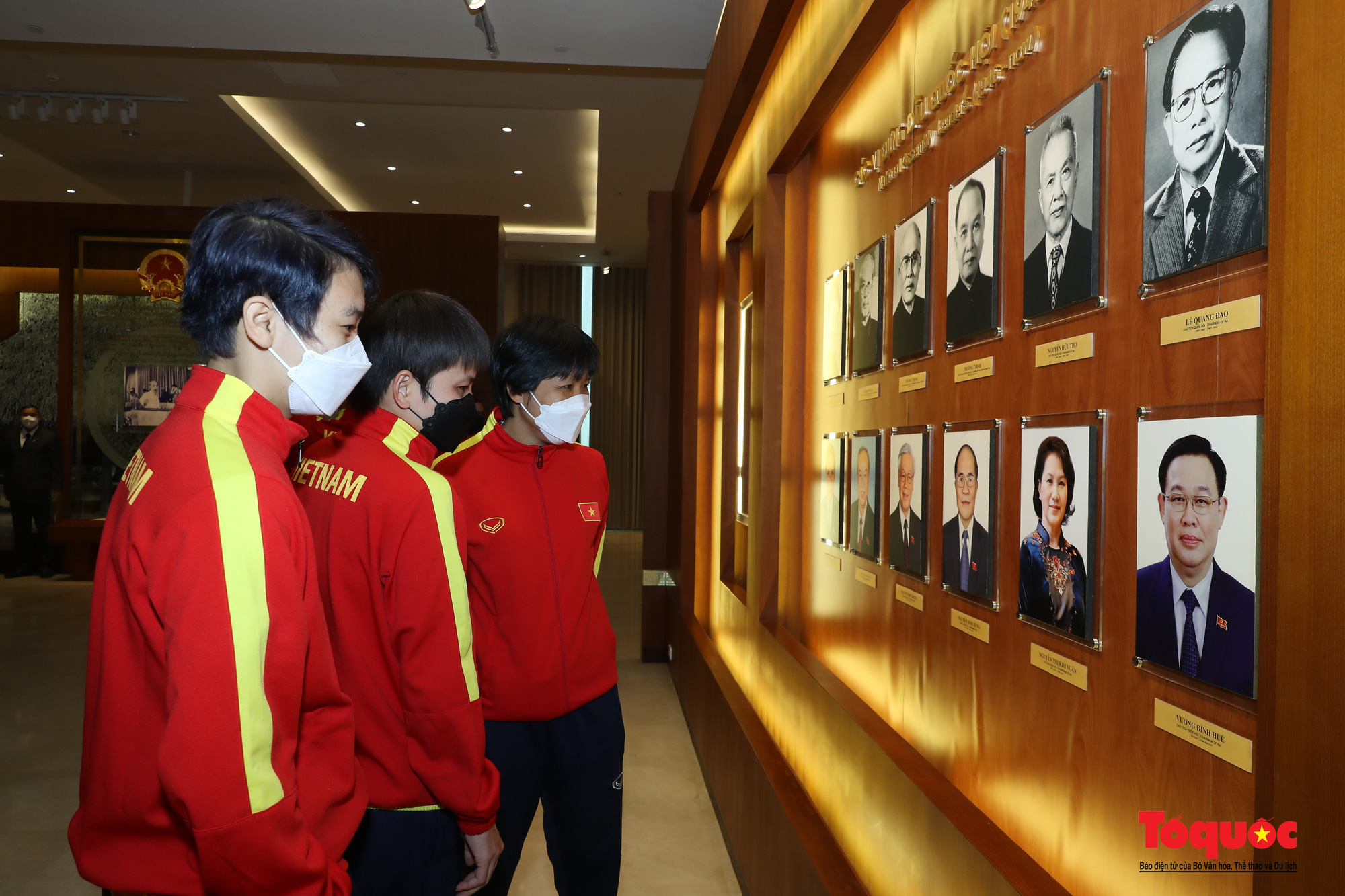 Chủ tịch Quốc hội Vương Đình Huệ gặp mặt Đội tuyển Bóng đá nữ Việt Nam - Ảnh 20.