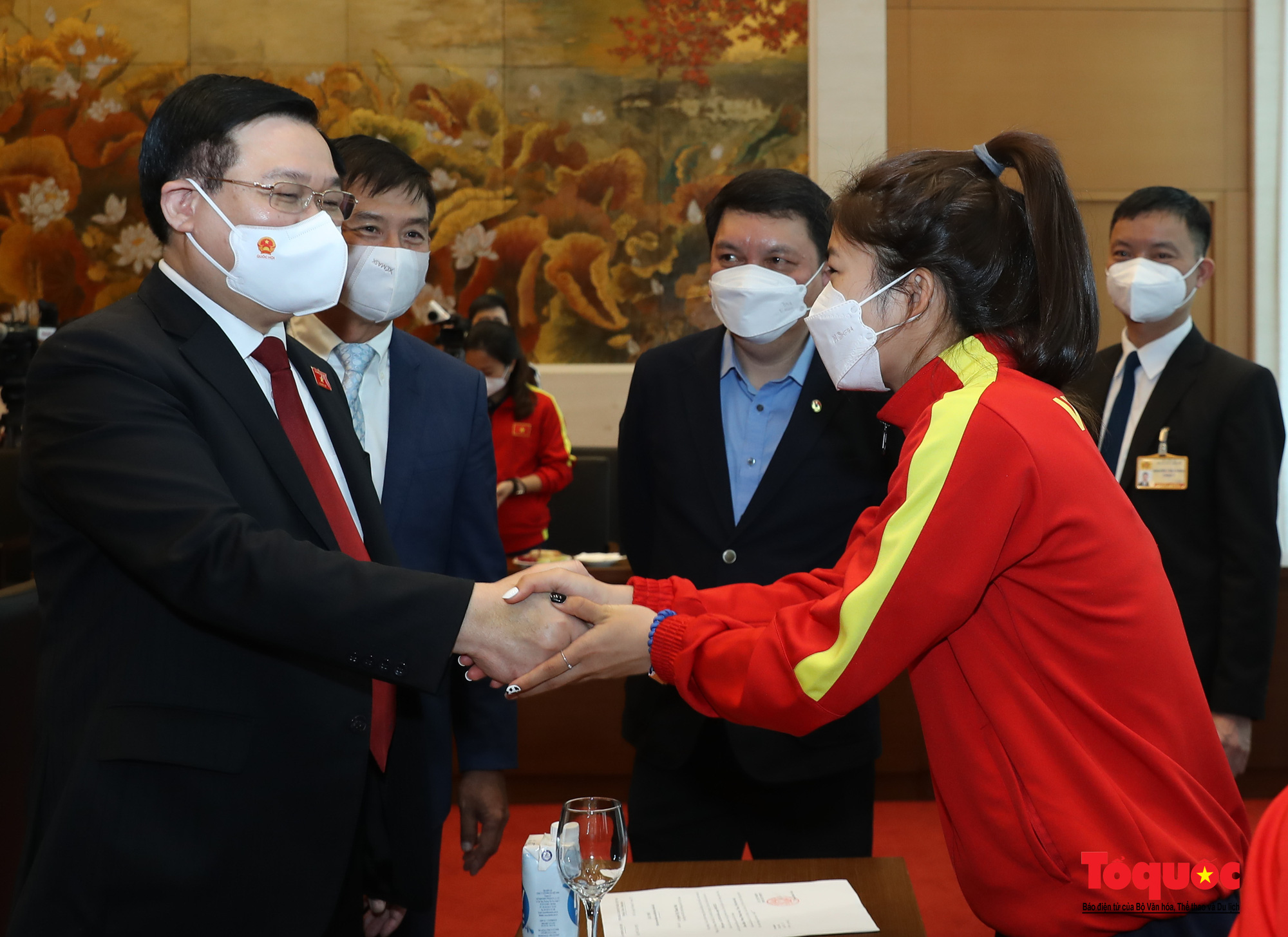 Chủ tịch Quốc hội Vương Đình Huệ gặp mặt Đội tuyển Bóng đá nữ Việt Nam - Ảnh 4.