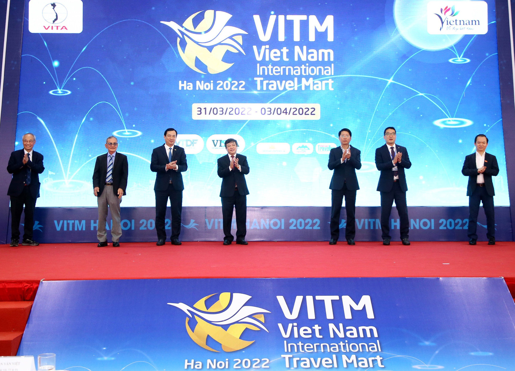 Sôi động từng phút giây tại các gian hàng của Hội chợ VITM 2022 - Ảnh 1.