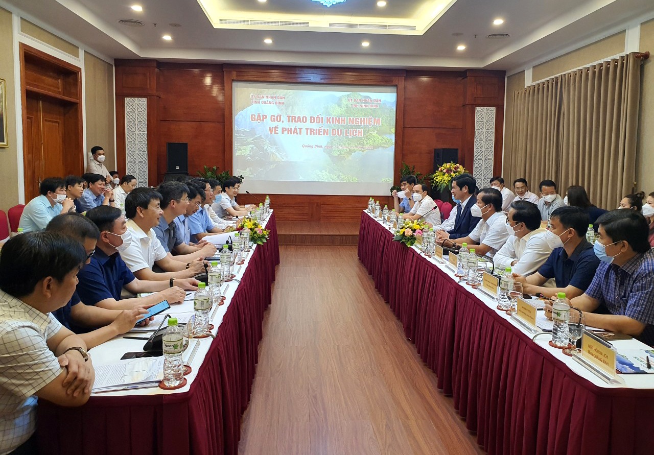Hội nghị trao đổi kinh nghiệm và ký kết thỏa thuận hợp tác phát triển du lịch giữa Ninh Bình và Quảng Bình - Ảnh 1.