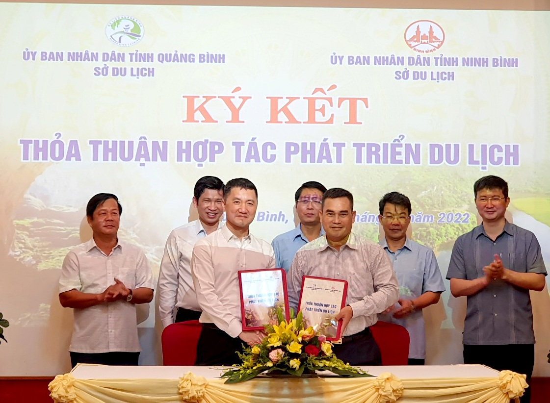 Hội nghị trao đổi kinh nghiệm và ký kết thỏa thuận hợp tác phát triển du lịch giữa Ninh Bình và Quảng Bình - Ảnh 2.