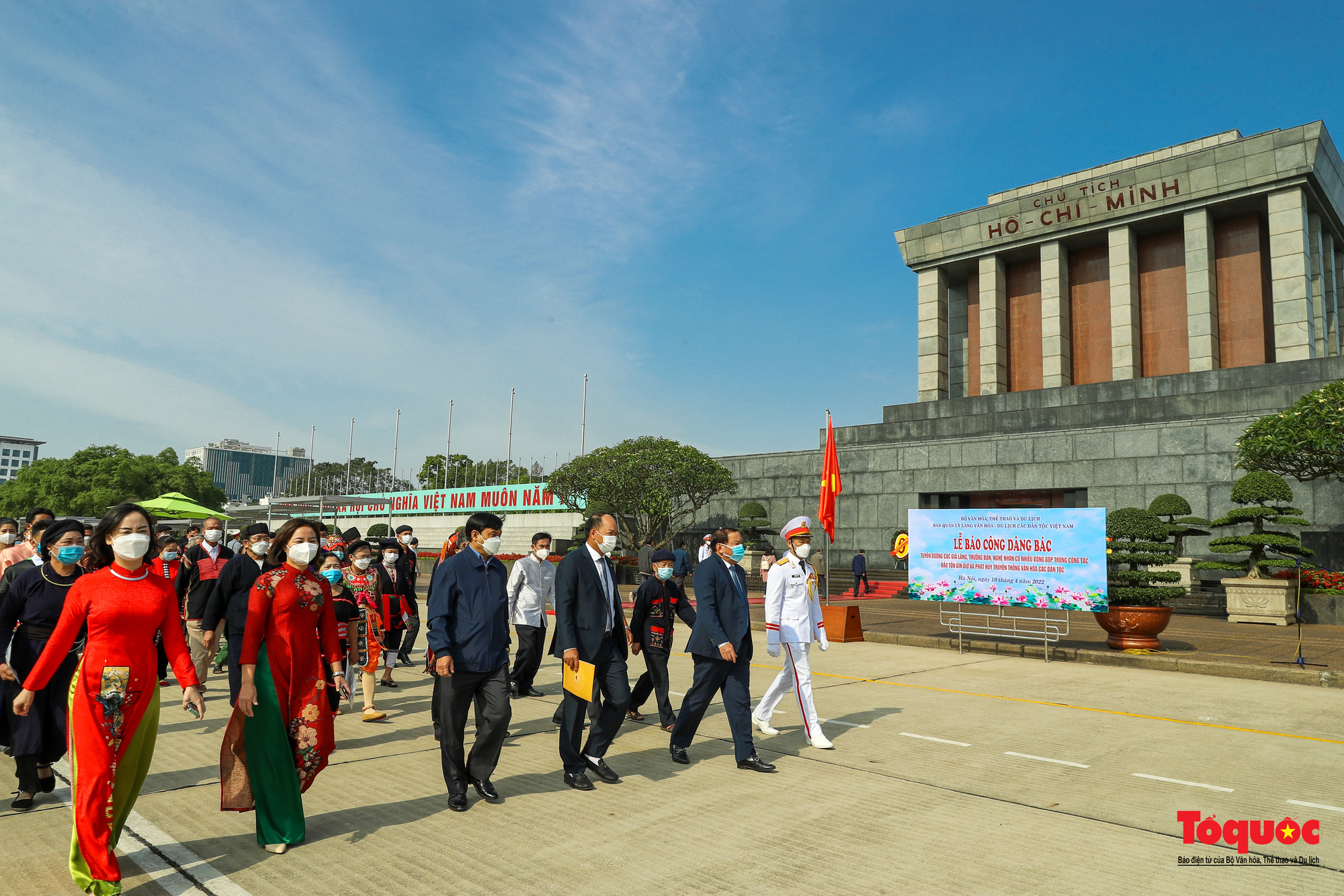Đoàn già làng, trưởng bản, nghệ nhân tiêu biểu dâng hương báo công vào Lăng viếng Chủ tịch Hồ Chí Minh - Ảnh 3.