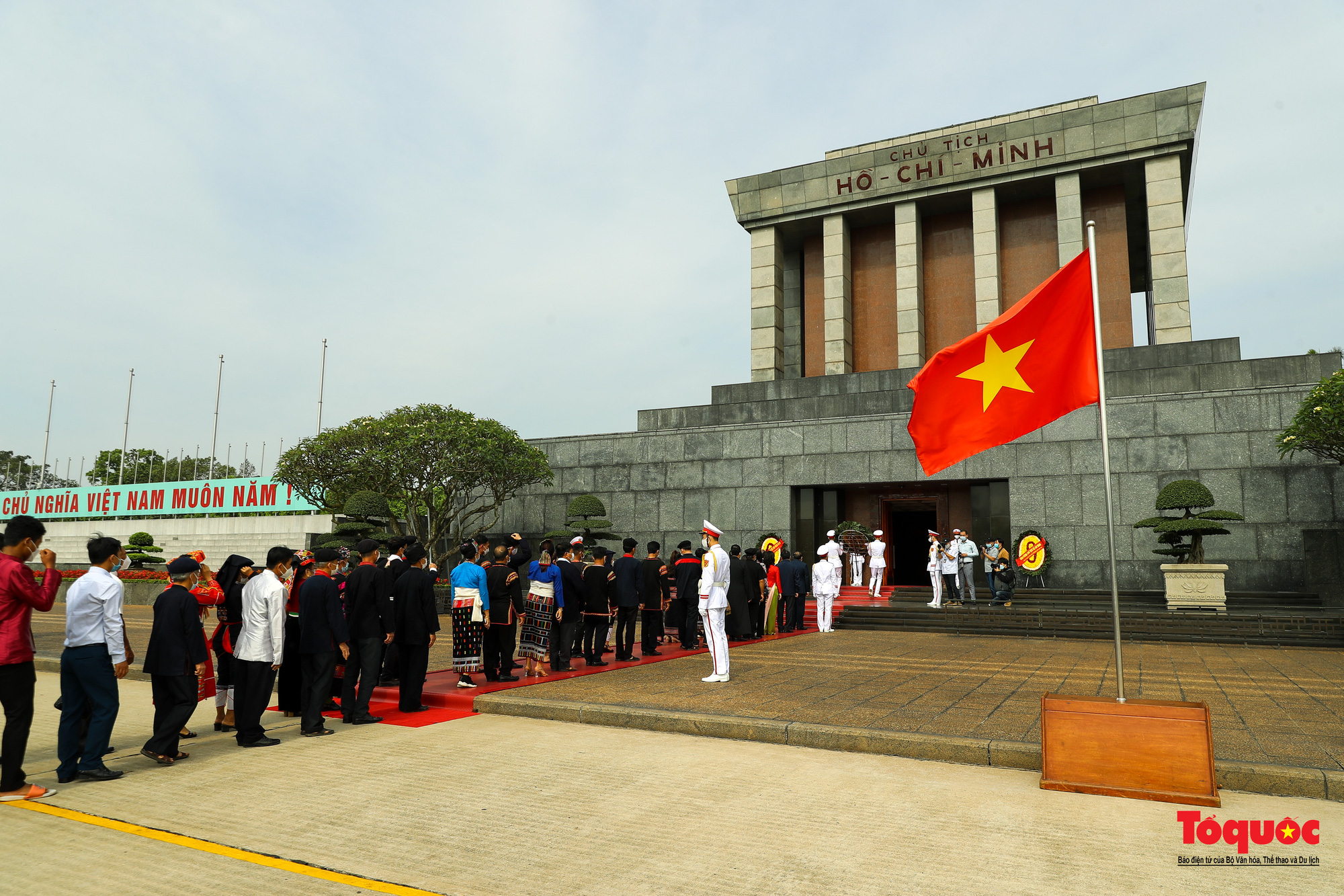 Đoàn già làng, trưởng bản, nghệ nhân tiêu biểu dâng hương báo công vào Lăng viếng Chủ tịch Hồ Chí Minh - Ảnh 12.