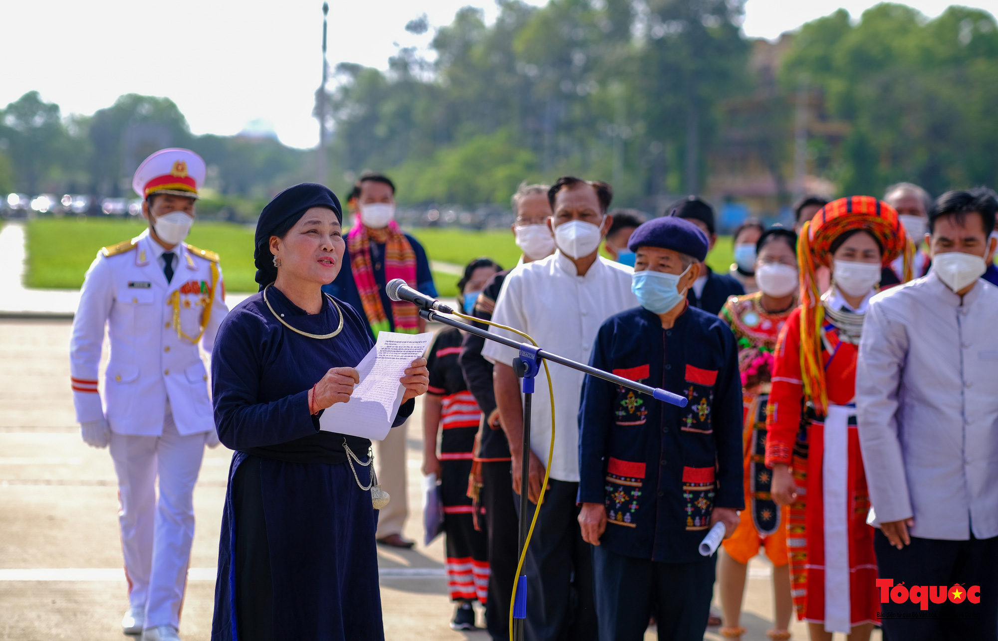 Đoàn già làng, trưởng bản, nghệ nhân tiêu biểu dâng hương báo công vào Lăng viếng Chủ tịch Hồ Chí Minh - Ảnh 5.