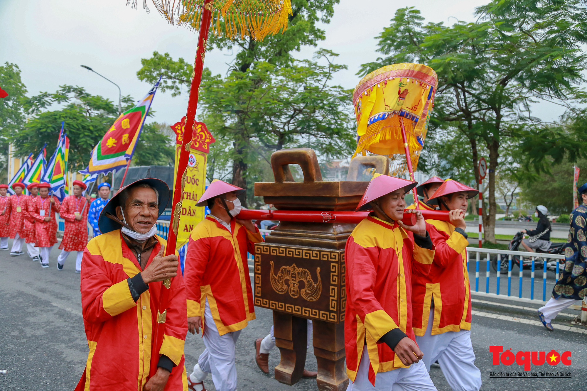 Đường phố Huế rực rỡ sắc màu trong Lễ hội Điện Huệ Nam - Ảnh 8.