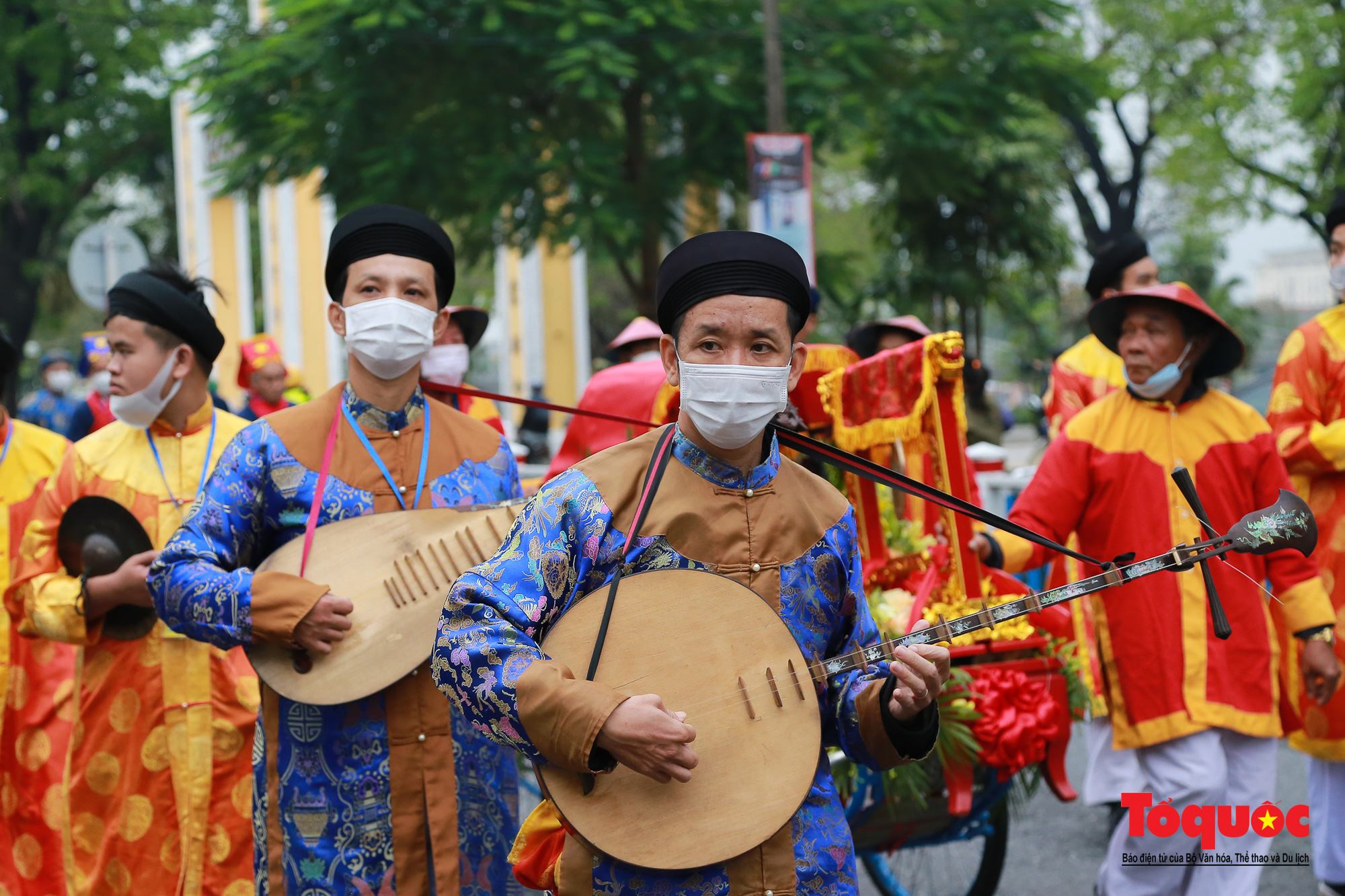 Đường phố Huế rực rỡ sắc màu trong Lễ hội Điện Huệ Nam - Ảnh 16.