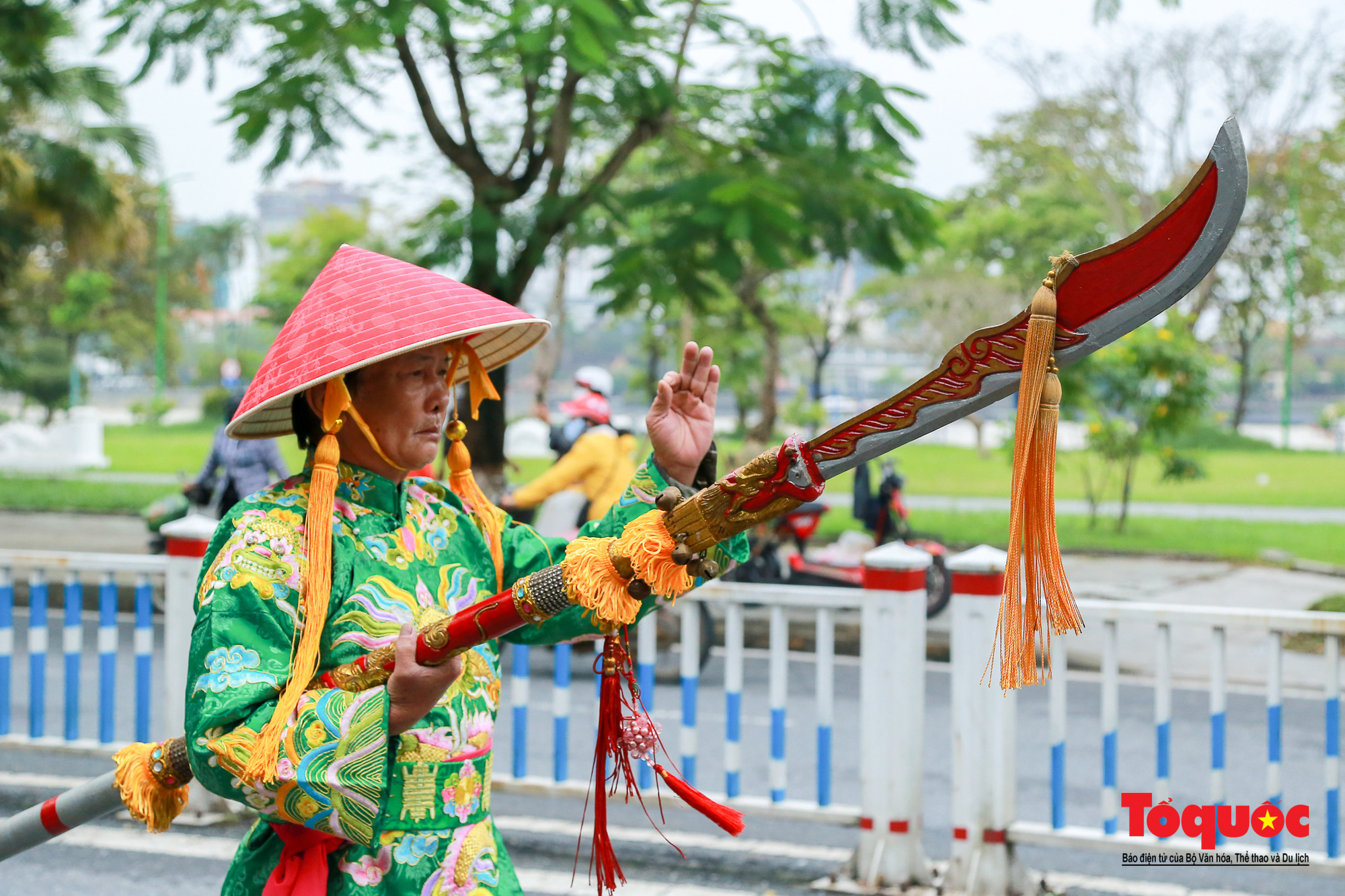 Đường phố Huế rực rỡ sắc màu trong Lễ hội Điện Huệ Nam - Ảnh 13.