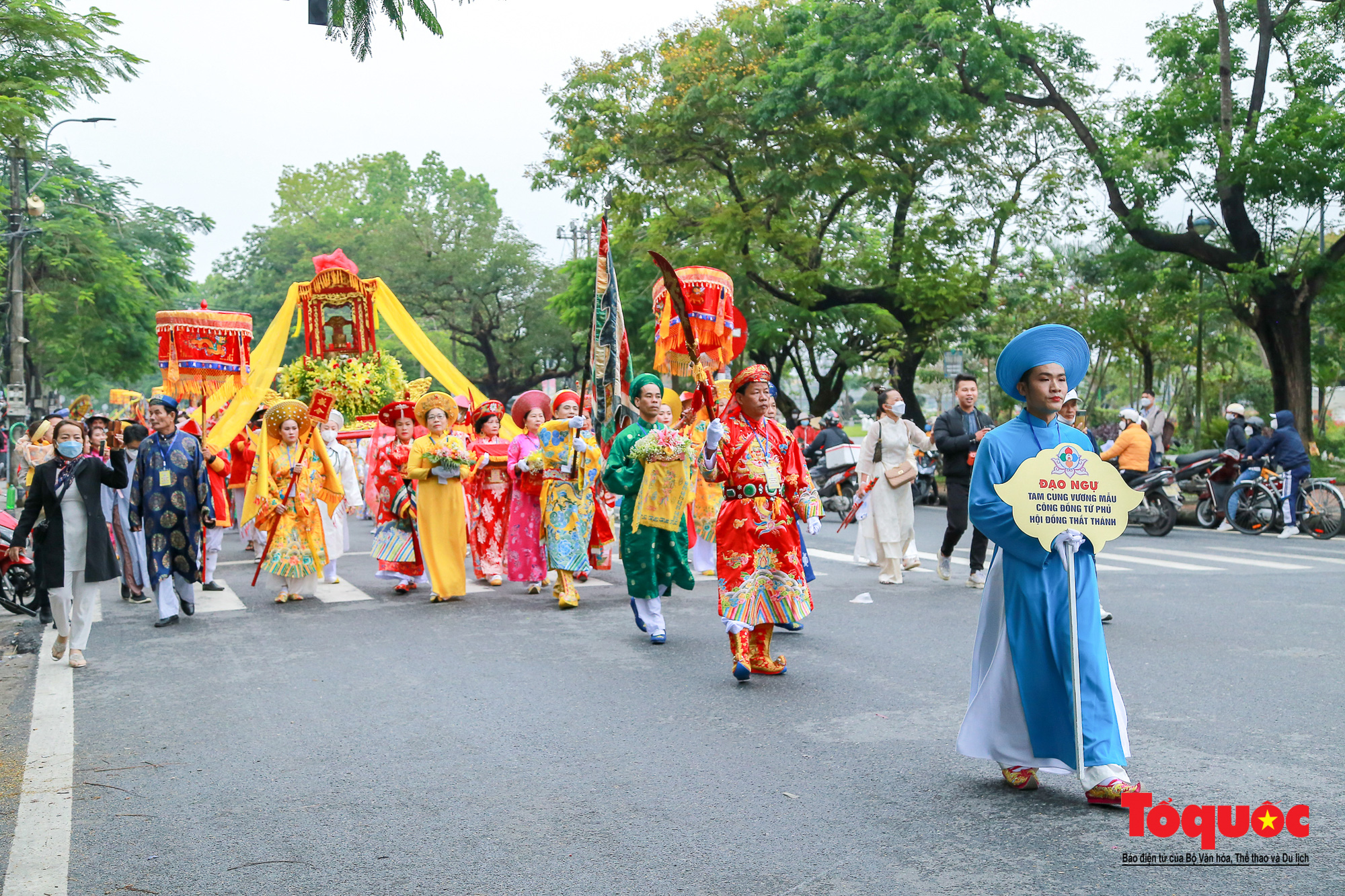 Đường phố Huế rực rỡ sắc màu trong Lễ hội Điện Huệ Nam - Ảnh 6.