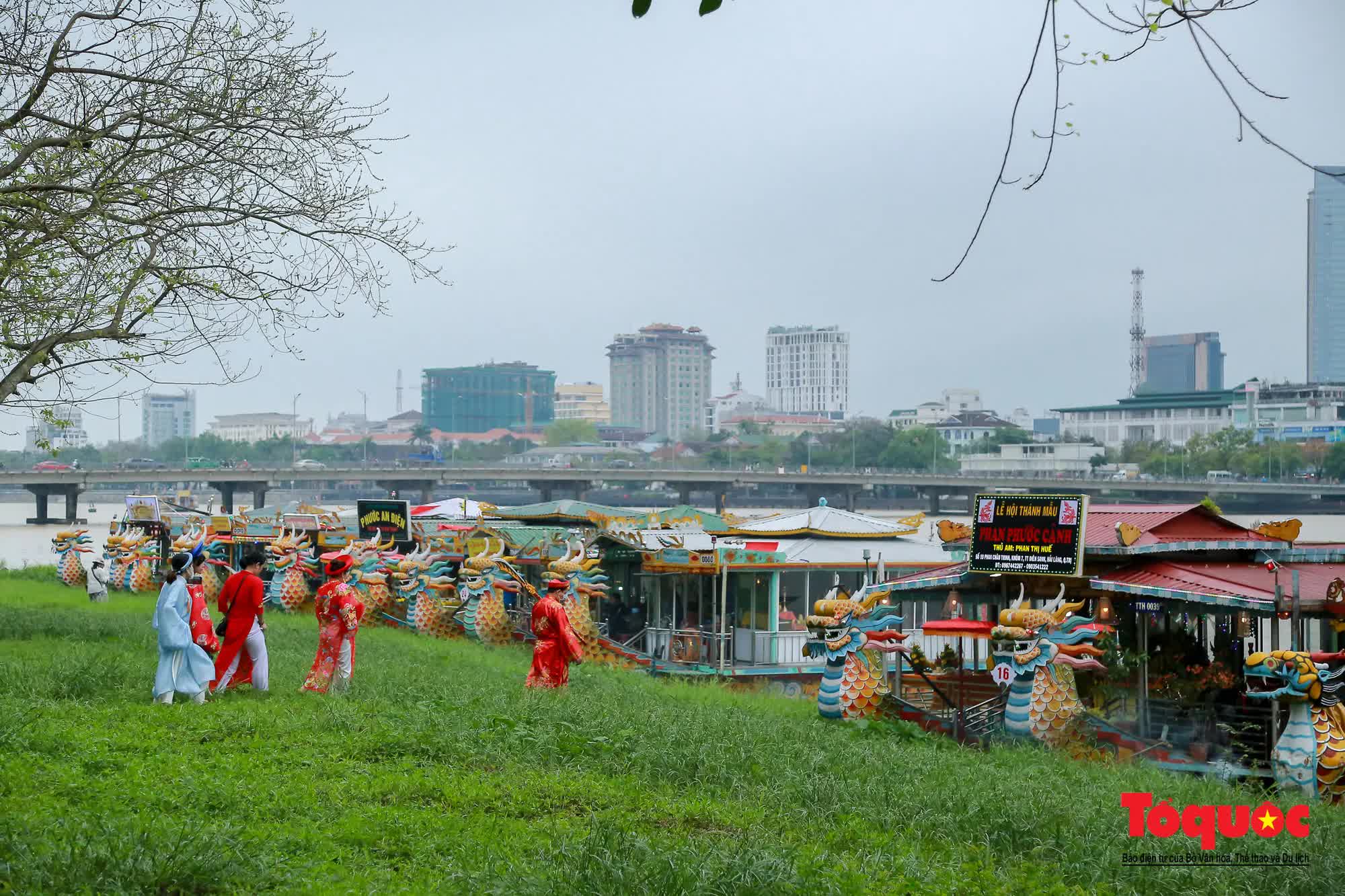 Đường phố Huế rực rỡ sắc màu trong Lễ hội Điện Huệ Nam - Ảnh 20.