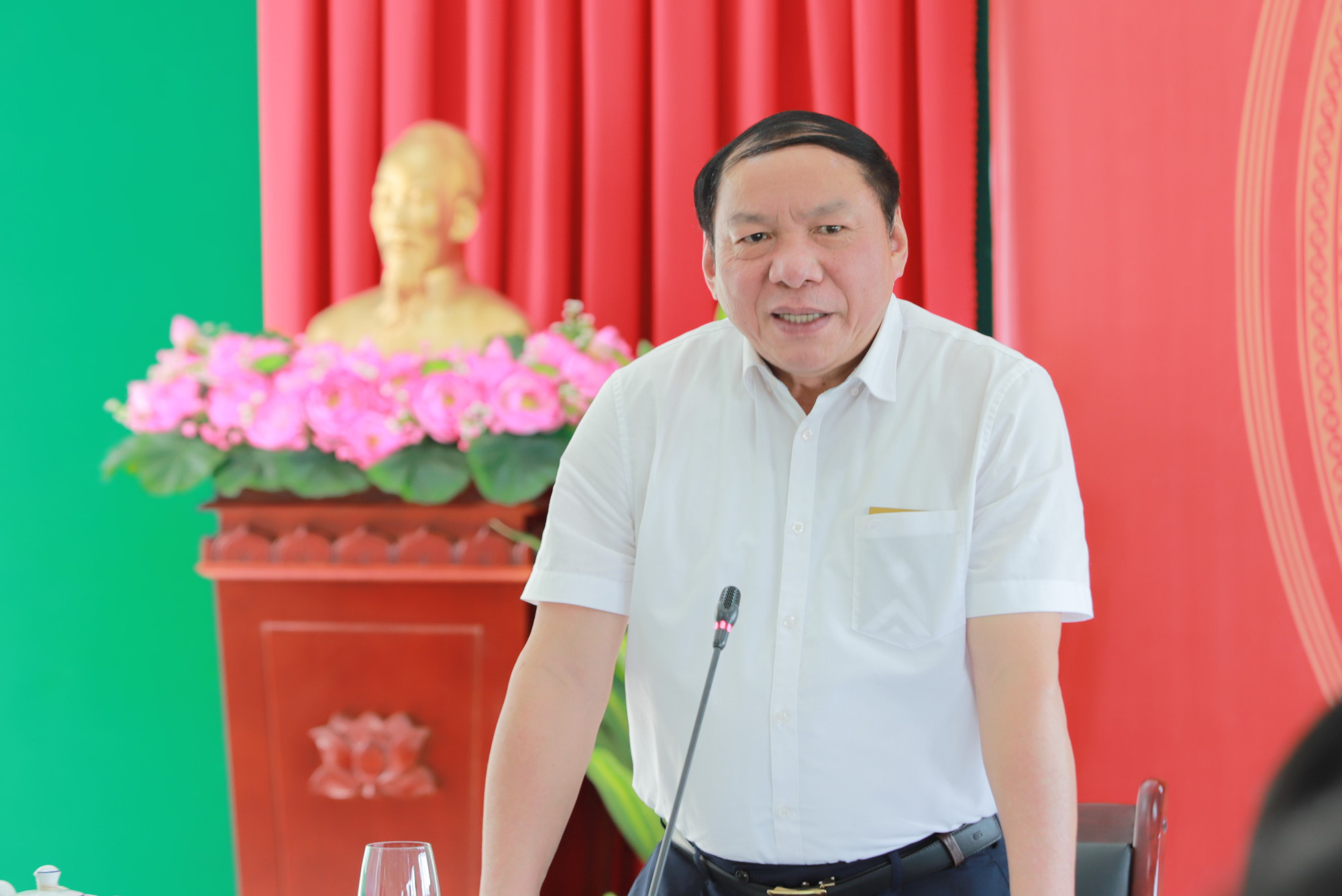 Bộ trưởng Nguyễn Văn Hùng làm việc với các đơn vị trực thuộc Bộ tại Cần Thơ - Ảnh 1.
