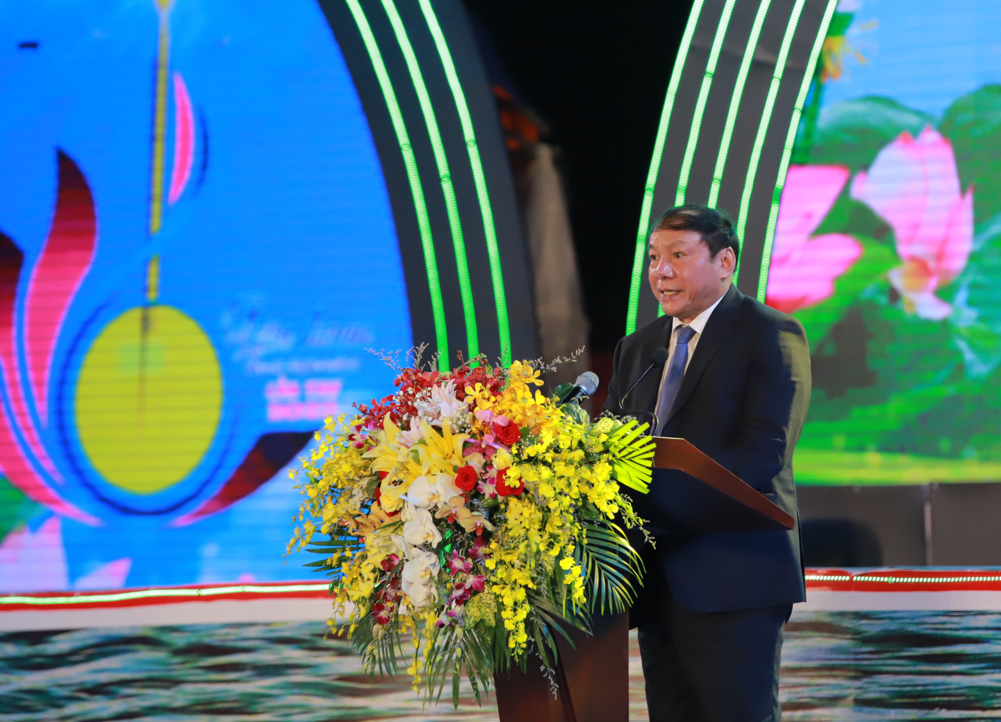 Bộ trưởng Nguyễn Văn Hùng: Nghiên cứu chính sách hỗ trợ để các nghệ nhân đờn ca tài tử giữ gìn bản sắc, truyền lửa cho các thế hệ tương lai - Ảnh 3.