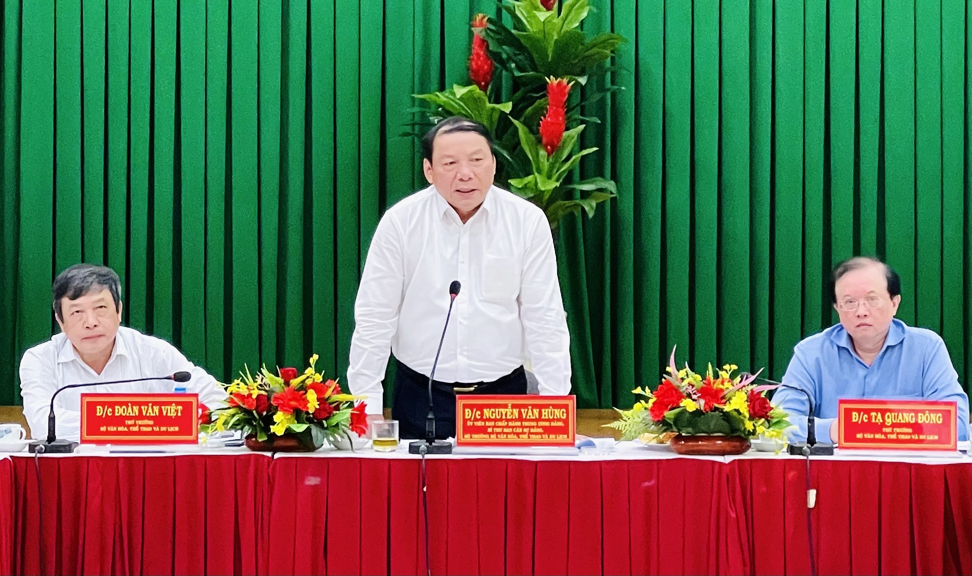 Bộ trưởng Nguyễn Văn Hùng thăm và làm việc với các đơn vị thuộc Bộ tại TP.HCM - Ảnh 1.
