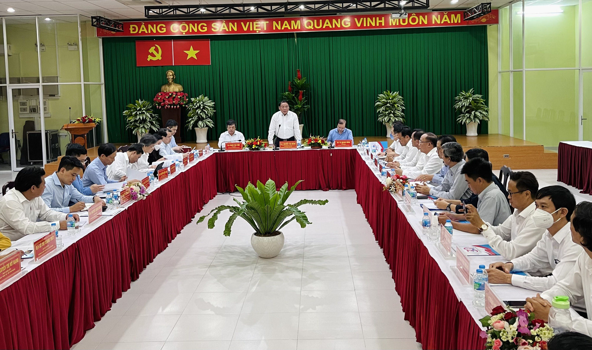 Bộ trưởng Nguyễn Văn Hùng thăm và làm việc với các đơn vị thuộc Bộ tại TP.HCM - Ảnh 3.