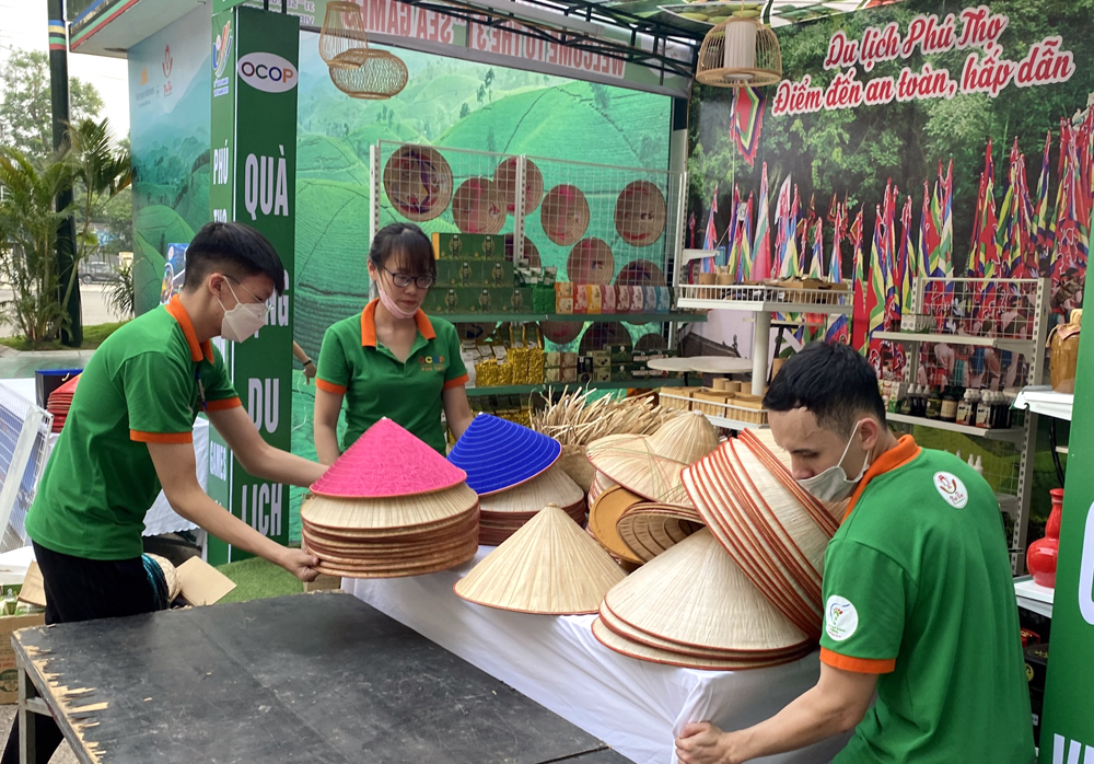 Phú Thọ: Giới thiệu thông tin du lịch và sản phẩm OCOP của tỉnh tại Sân vận động Việt Trì - Ảnh 1.