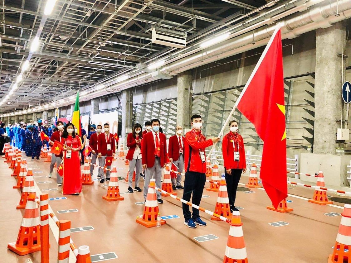 Nguyễn Huy Hoàng cầm cờ, Ánh Viên vắng mặt tại Lễ khai mạc SEA Games 31 - Ảnh 1.
