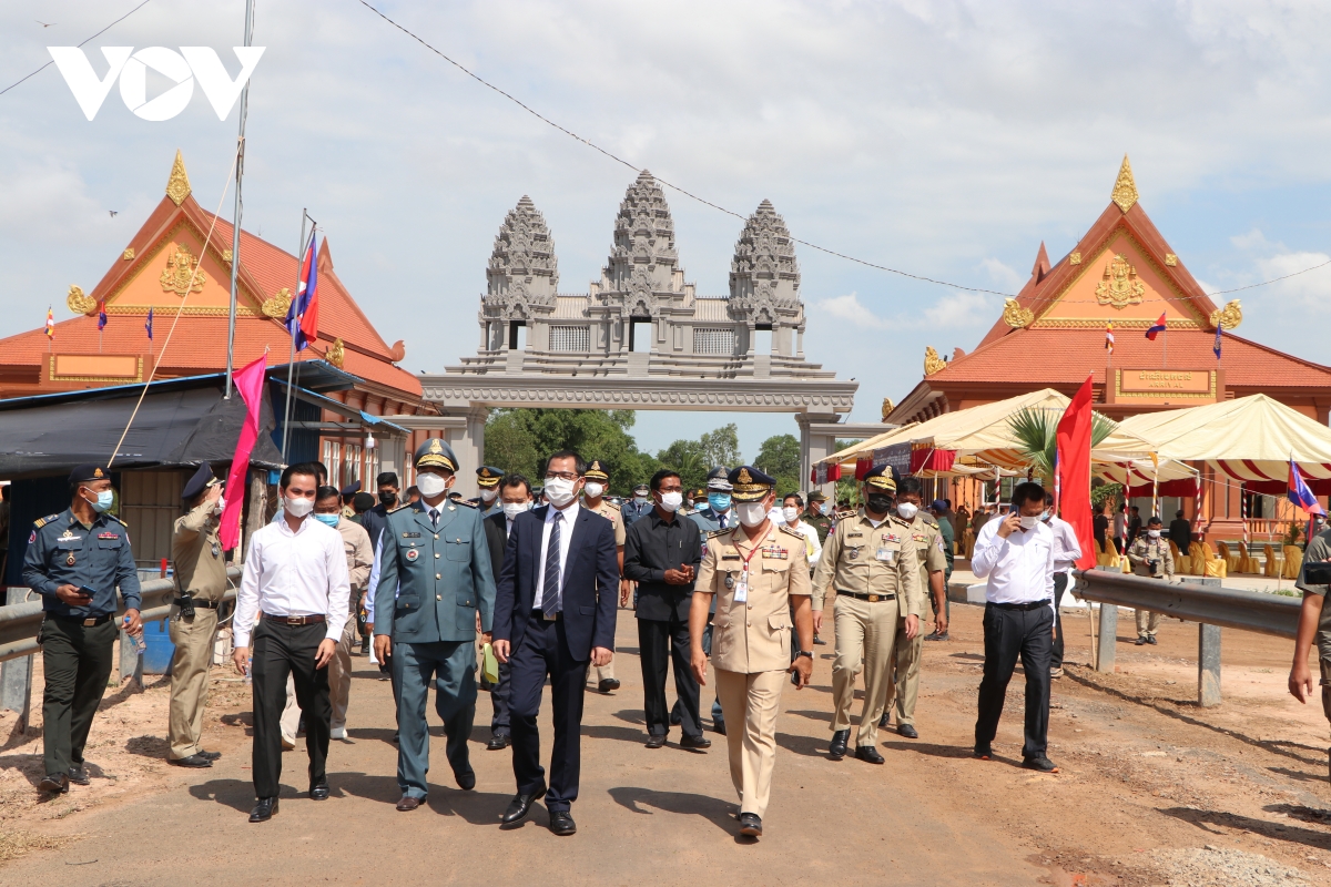 Việt Nam-Campuchia cùng nhất trí nối lại tuyến du lịch đường bộ và hàng không - Ảnh 1.