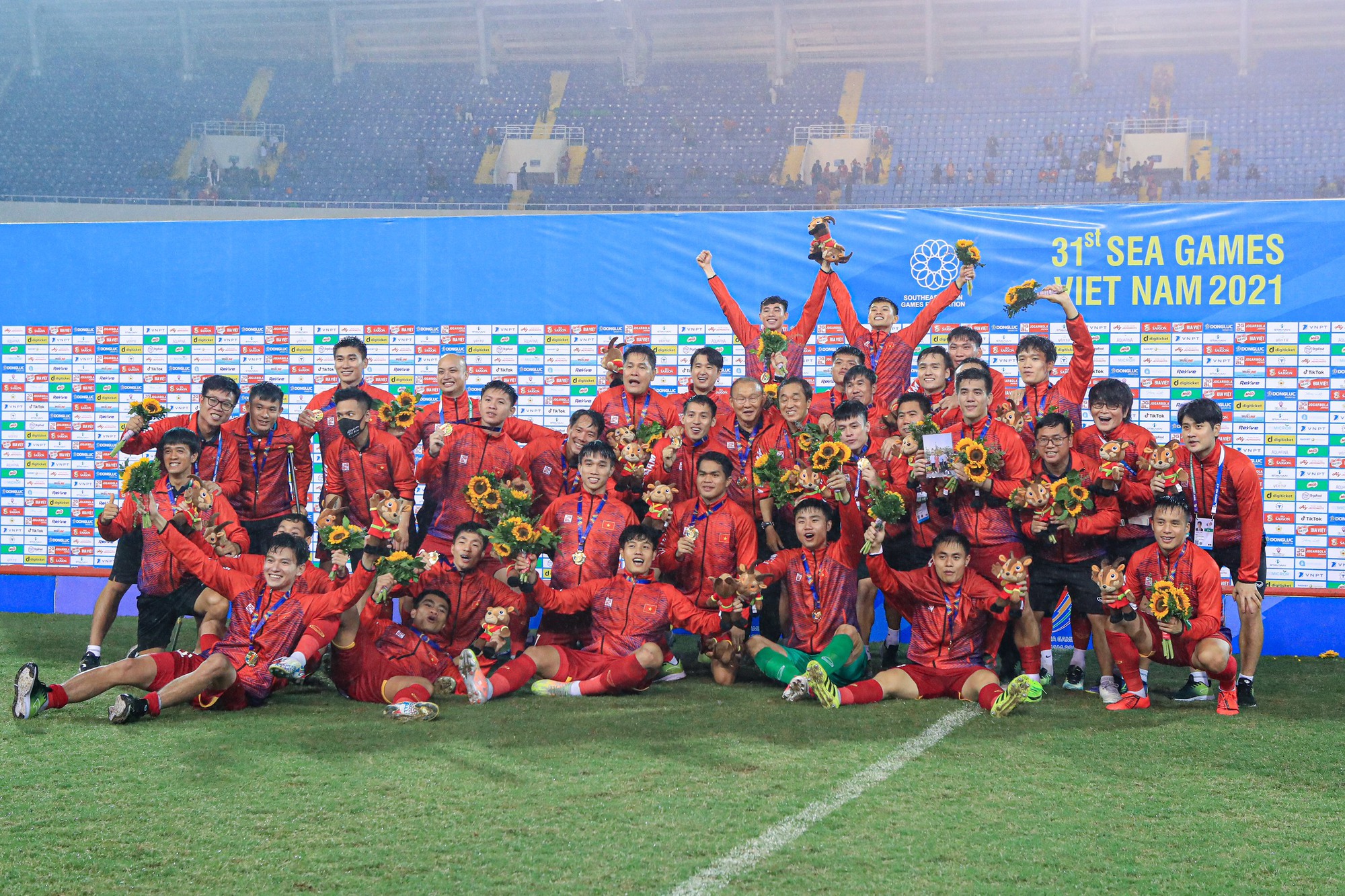 Cùng chúc mừng Đội tuyển bóng đá nam U23 Việt Nam đạt được thành tích xuất sắc tại giải Thường Châu. Hãy xem thư chúc mừng đầy xúc động của những người hâm mộ và cổ vũ cho các cầu thủ tài năng của đội bóng!