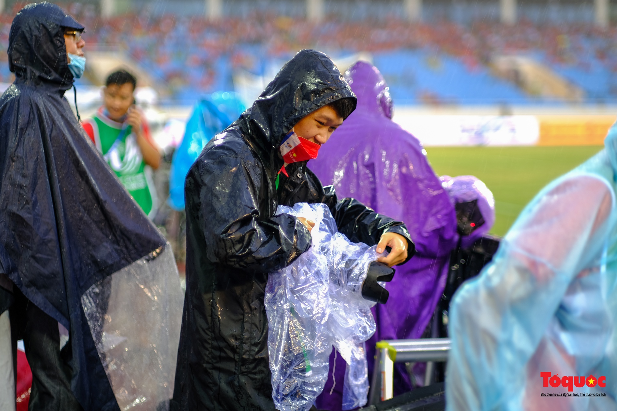 Hình ảnh những phóng viên ảnh dầm mưa ghi lại những khoảng khắc vàng của bóng đá Việt Nam - Ảnh 24.